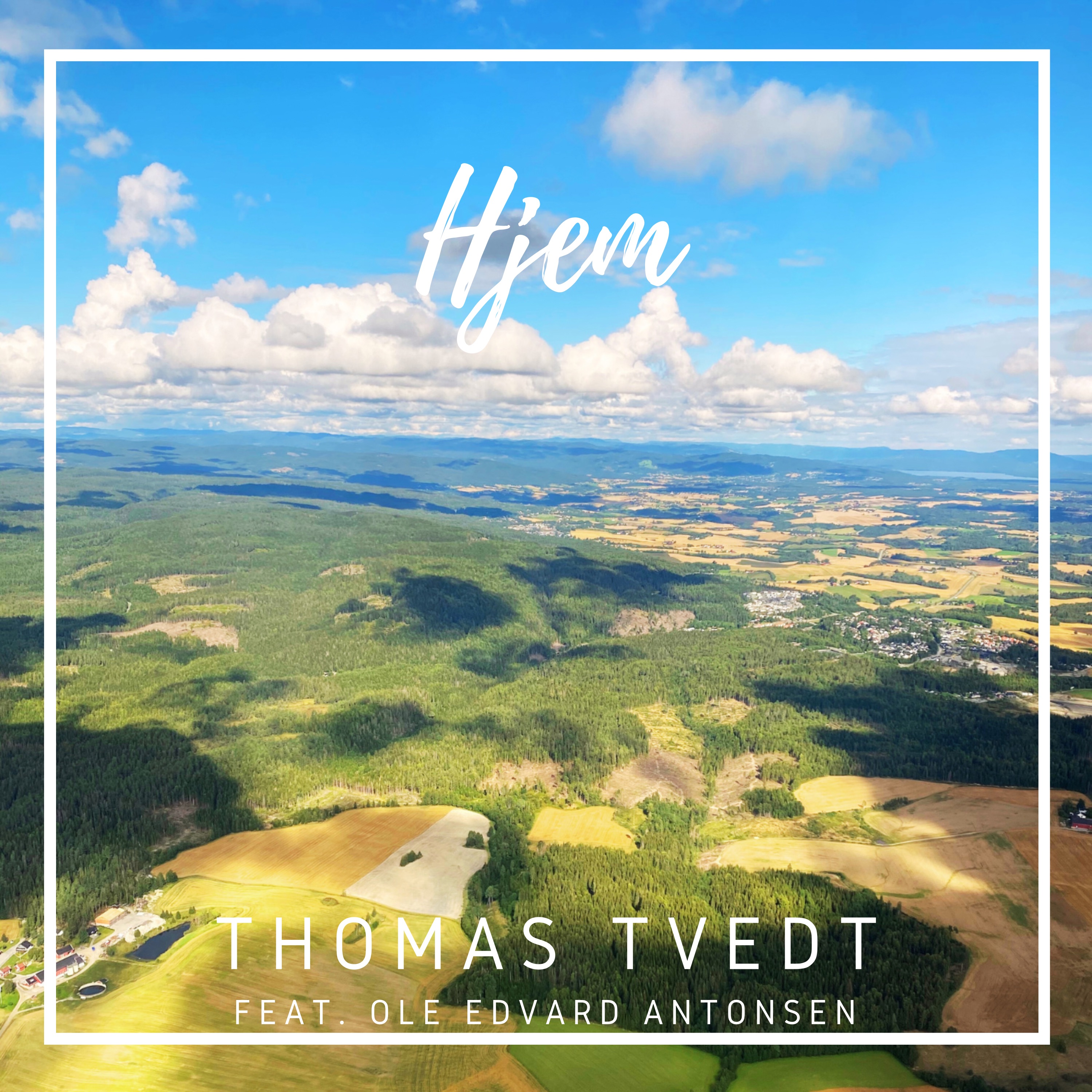 Cover for «Hjem»: et flyfoto over grønne skoger, åkerlapper og fjorder under blå himmel med hvite skyer. Under tittelen står «feat. Ole Edvard Antonsen».