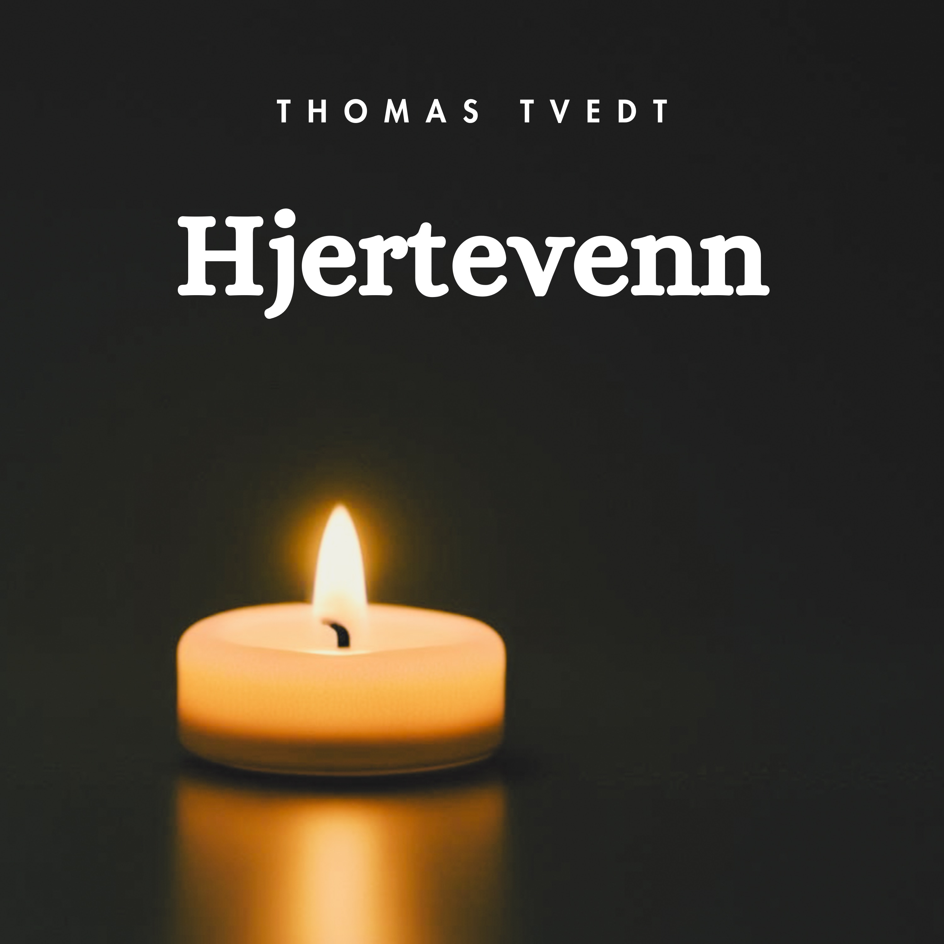 Cover for «Hjertevenn»: et enslig telys som brenner mot mørk bakgrunn.